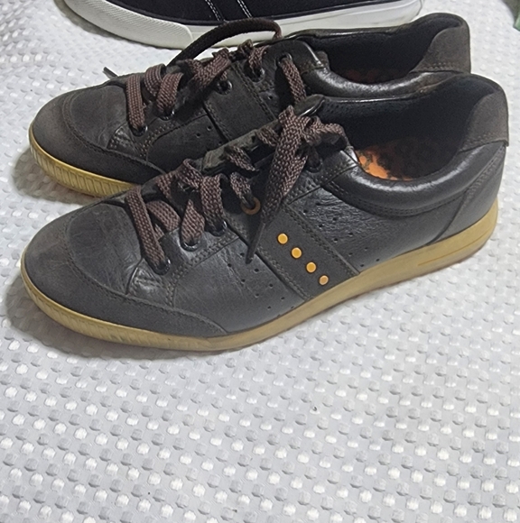 ECCO EUC MENS SIZE 40 eur 7 US BROWN RUB NUB LEATHER SNEAKERS SHOES - Picture 2 of 10